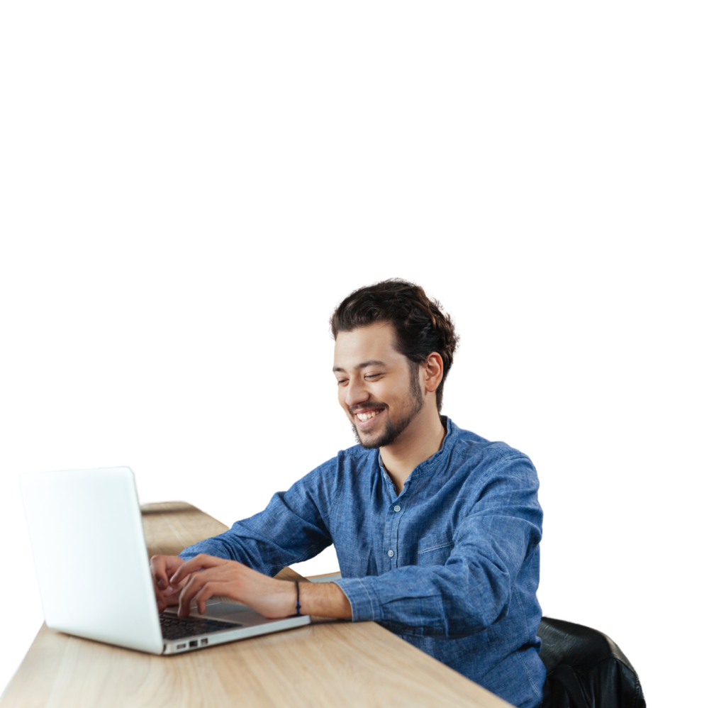 Homme souriant sur son ordinateur portable lors d'une intervention de dépannage informatique.