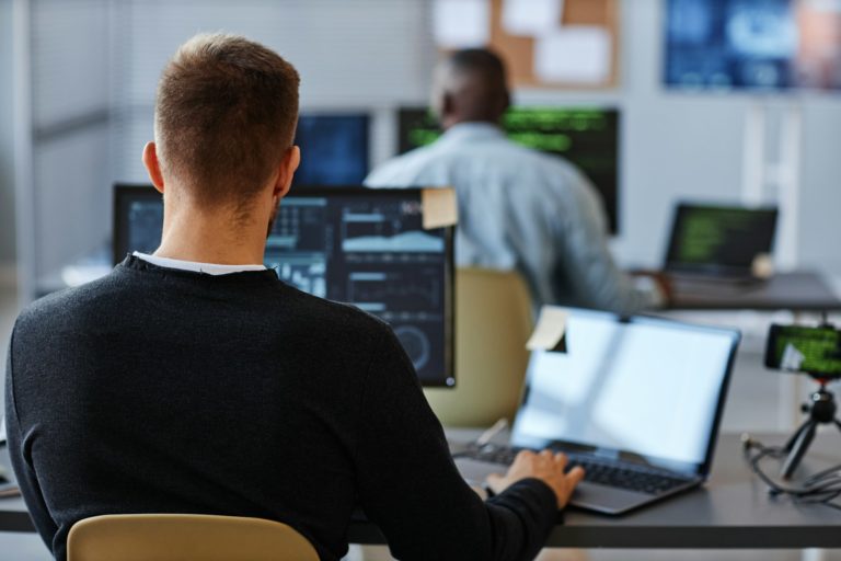 homme travaillant dans un bureau de société informatique